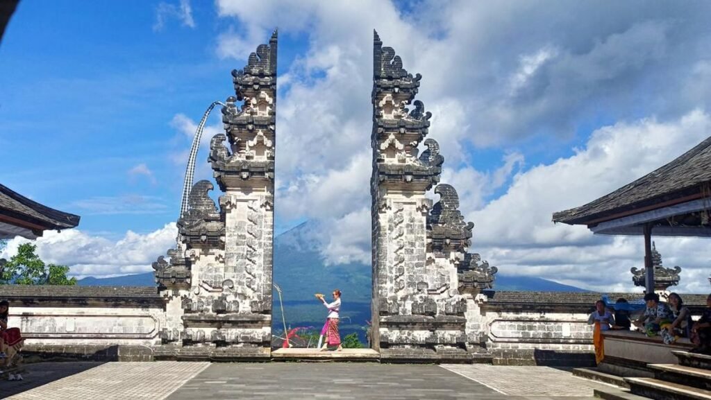 turis-berfoto-di-candi-bentar-pura-penataran-agung-lempuyang-karangasem-bali-selasa-1012023_169