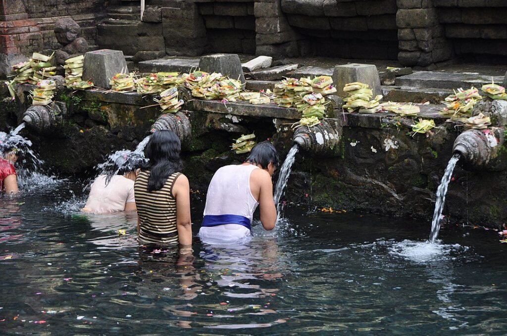 1084px-tirtha_empul_temple_-_purification